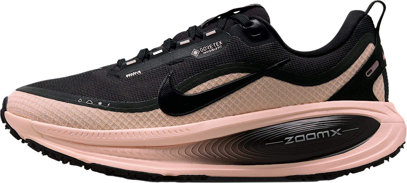 (取寄) ナイキ レディース ヴォメロ 18 ゴア-テックス Nike women Vomero 18 GORE-TEX Black/Black/Crimson Tint/Black Nike Vomero 18 Gore-Tex WMNS Black / Crimson Tint - Oct 2025